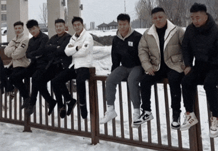 弱弱的问一句
你们几个的腰还好吗[捂脸]