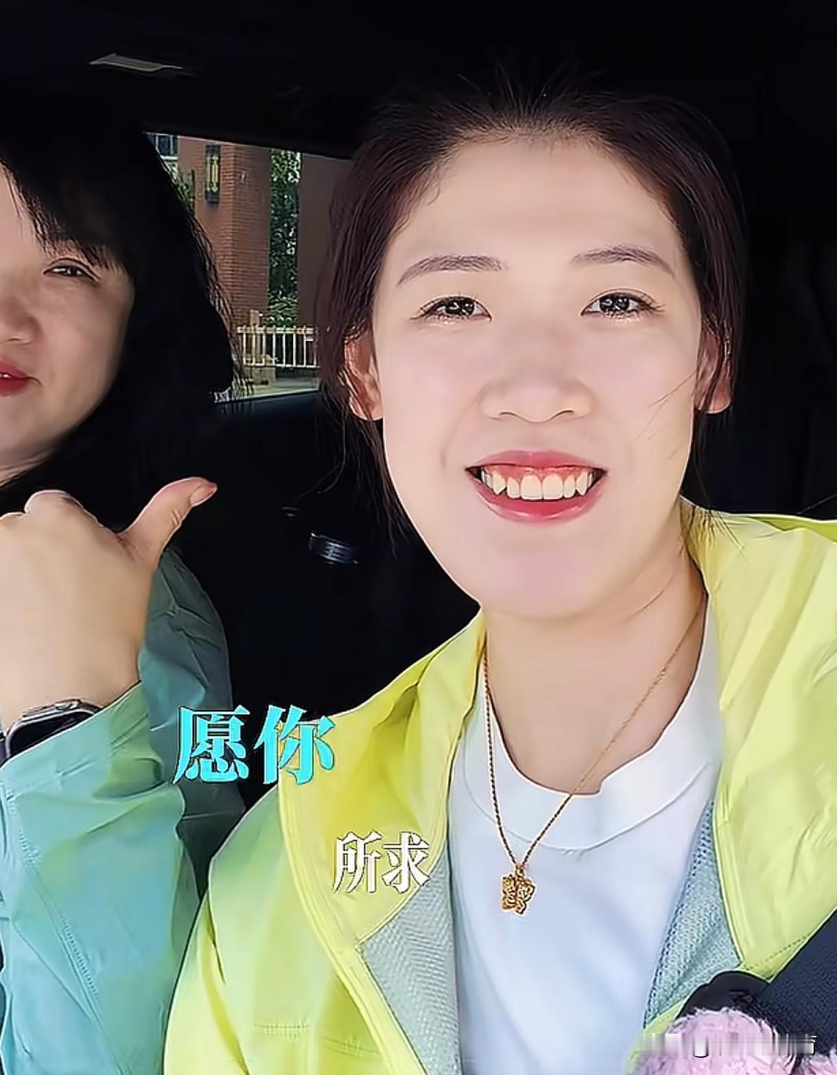 李盈莹在这个端午假期陪家人去威海度假放松，状态非常不错，穿着连衣裙享受着家人相伴