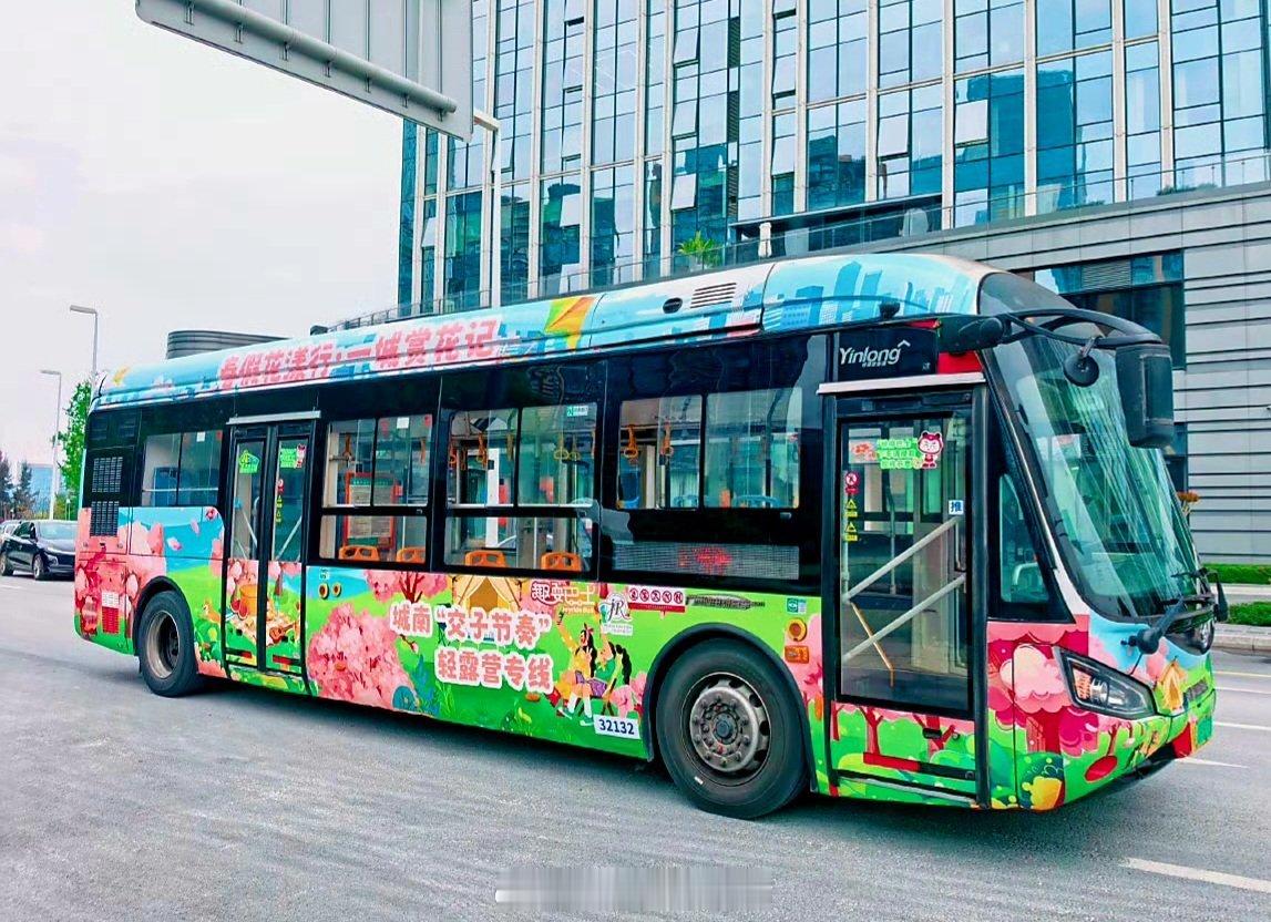 随手拍成都成都街拍成都生活手机摄影爱好者穿行在成都大街小巷的成都公交车，既方便了