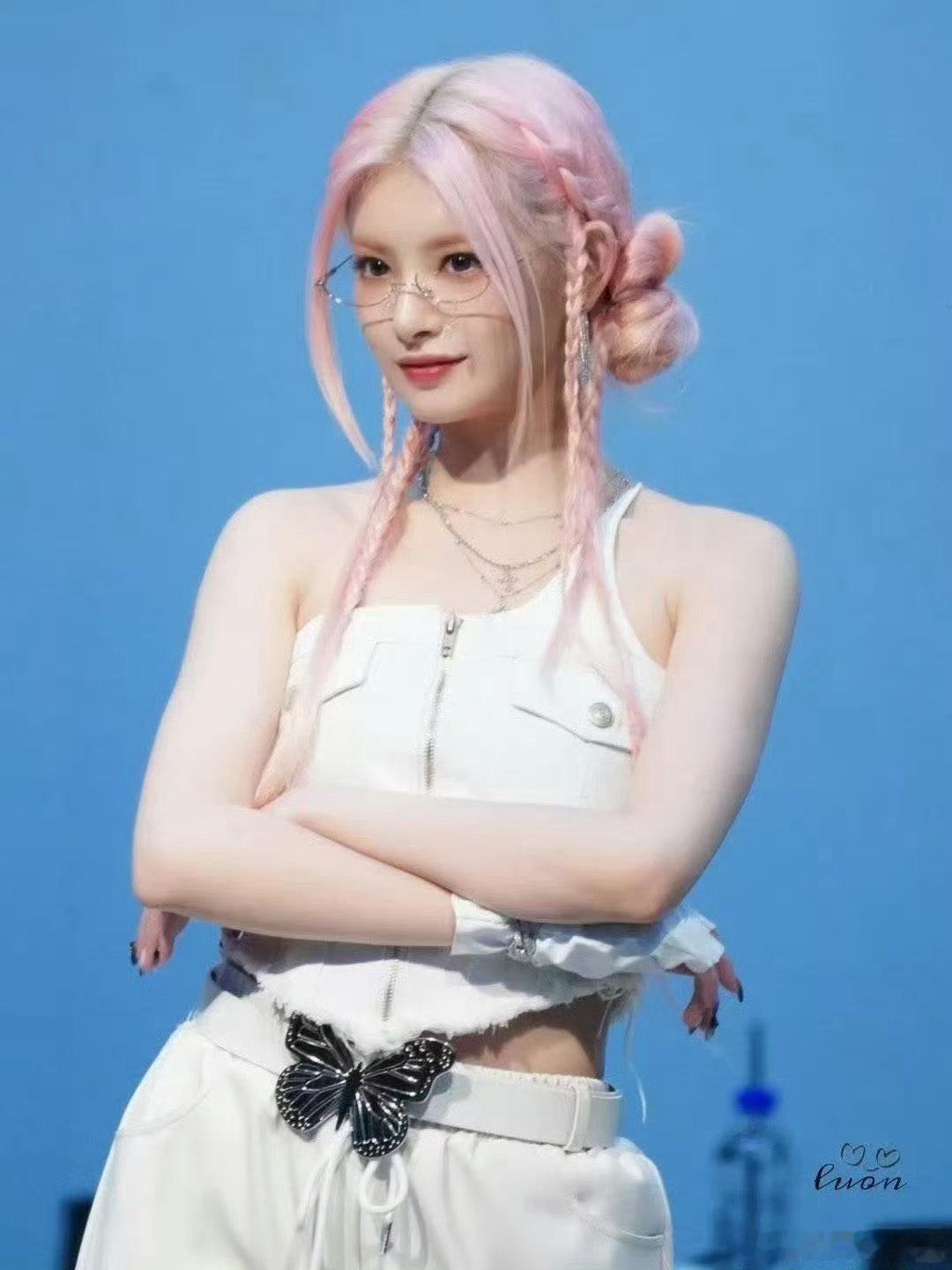 王怡人舞台免检 喊杜华来看王怡人舞台 别人上台可能要担心发挥，她一上台我直接搬好