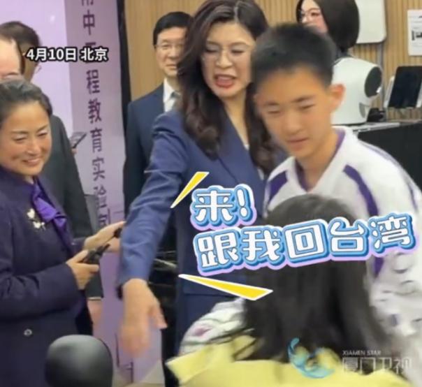 太意外了！4月10日，中国国民党主席郑丽文刚在北京结束正式会面，转头就带着访问团