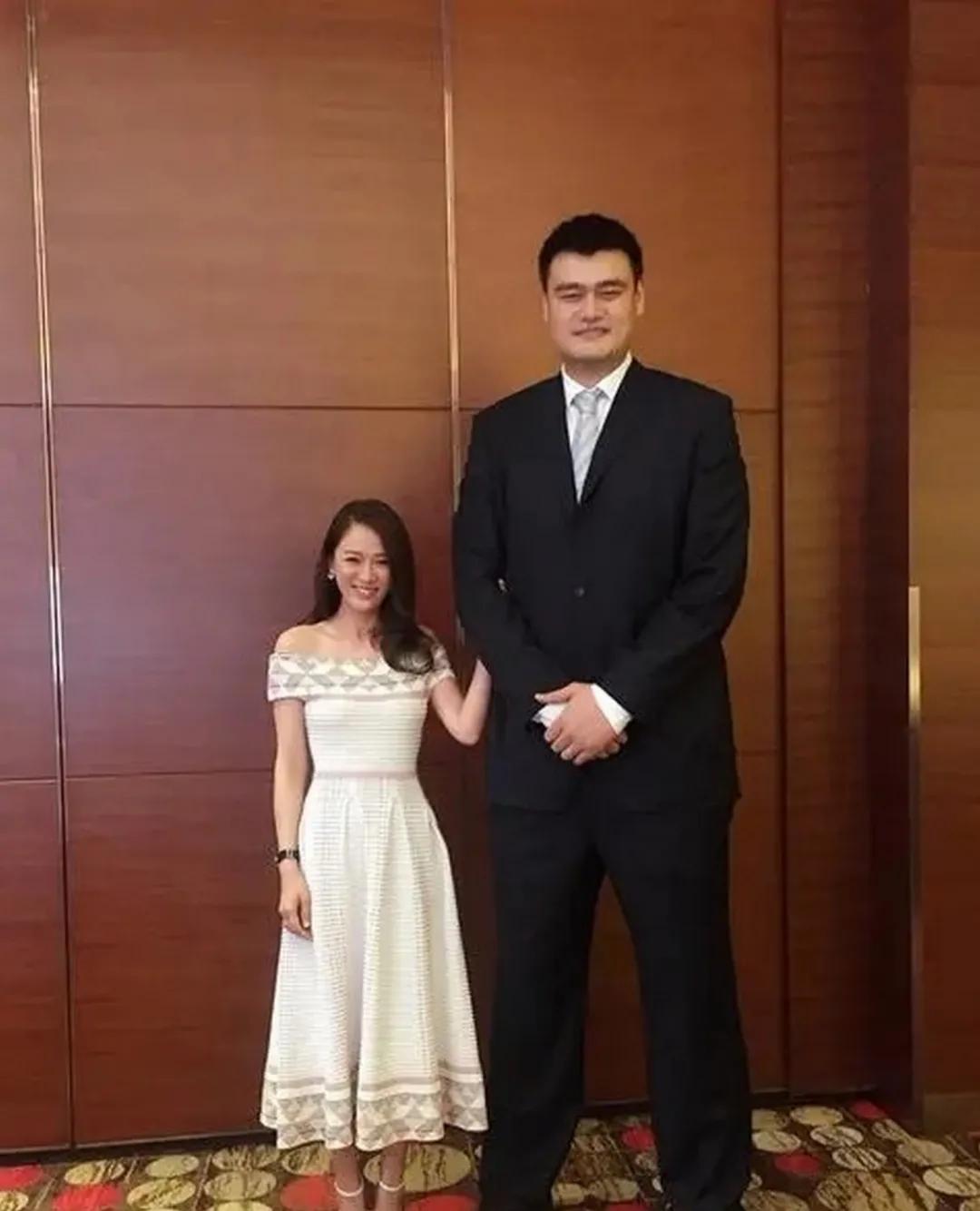 这身高差，姚明旁边这位美女看着跟小孩似的，
她是陈乔恩吗？看着像。