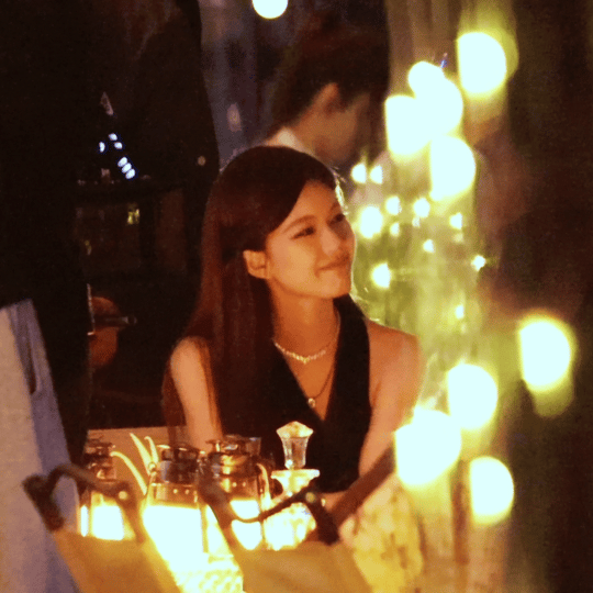 #赵露思许我耀眼晚宴路透##赵露思黑色无袖马面裙# 赵露思的晚宴路透照片中，她穿