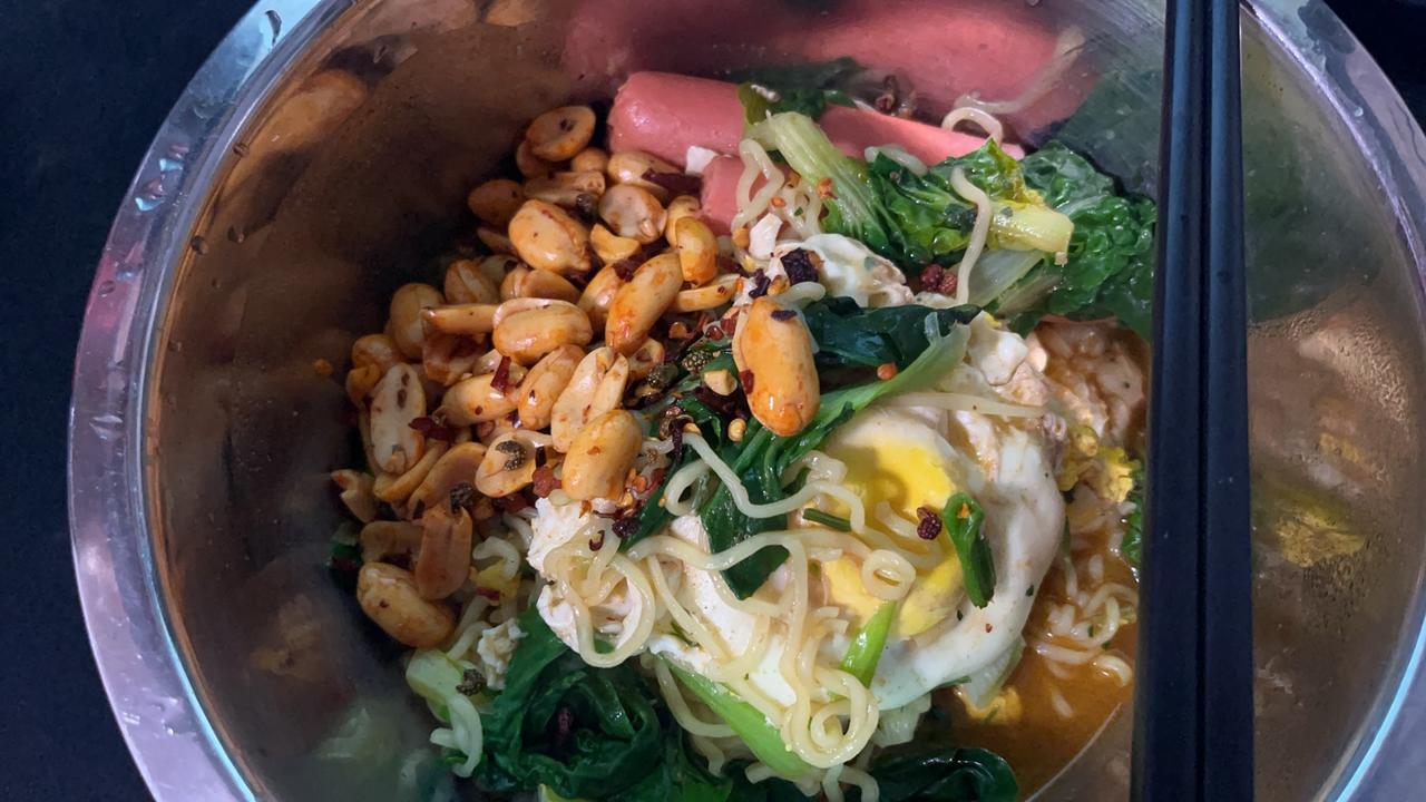 晚上煮了一碗豪华版的泡面，放了一根火腿肠，打了俩荷包蛋，再放入青菜和大葱，煮完出