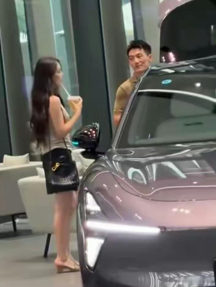 网友偶遇张馨予何捷看车，近日有网友在广州，偶遇张馨予与何捷，生活化的路透画面。二