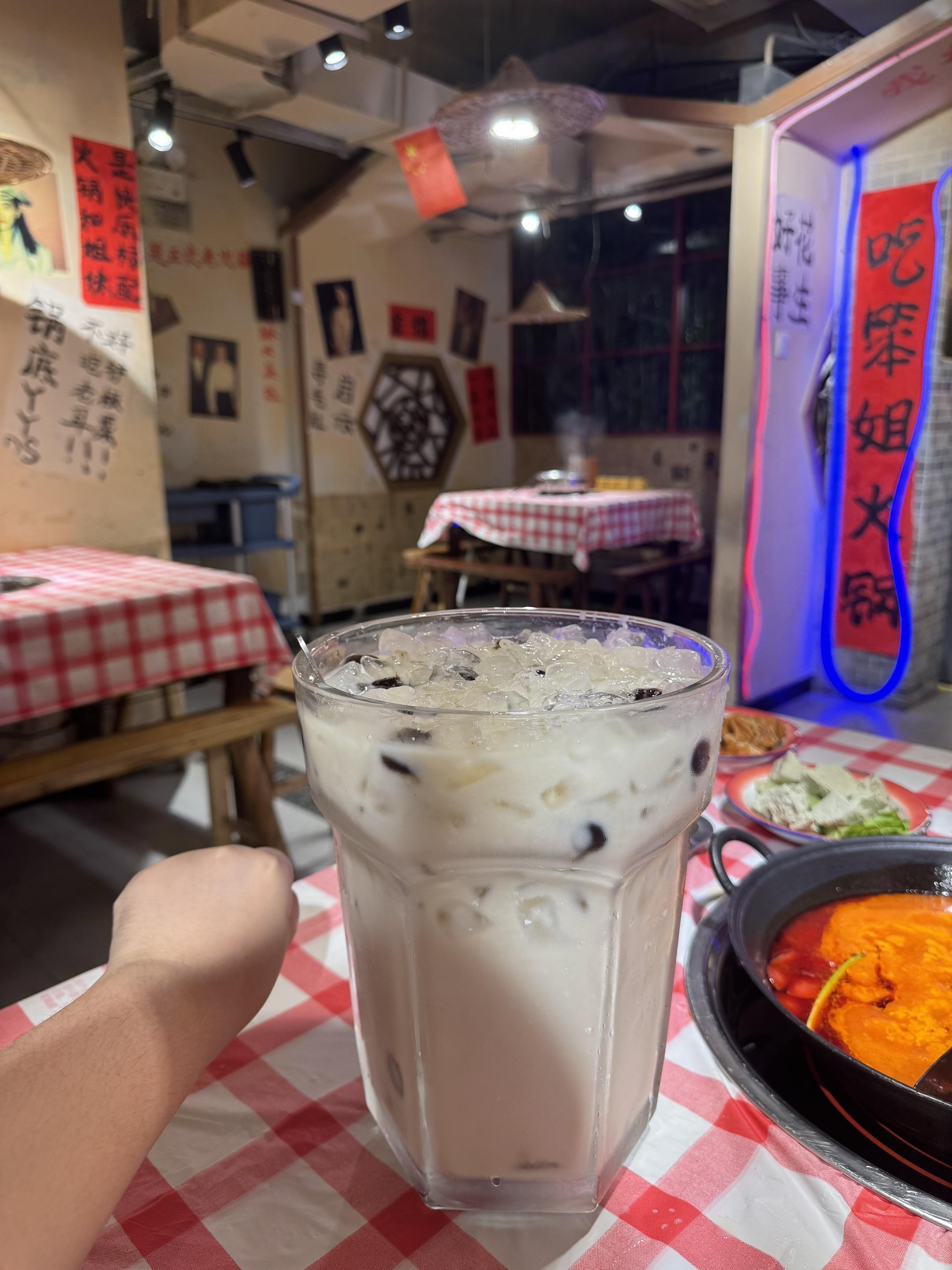 第一次见过比锅还大的一缸奶茶 我真服辣。这个缸一样大的巨奶茶，是我今天...
