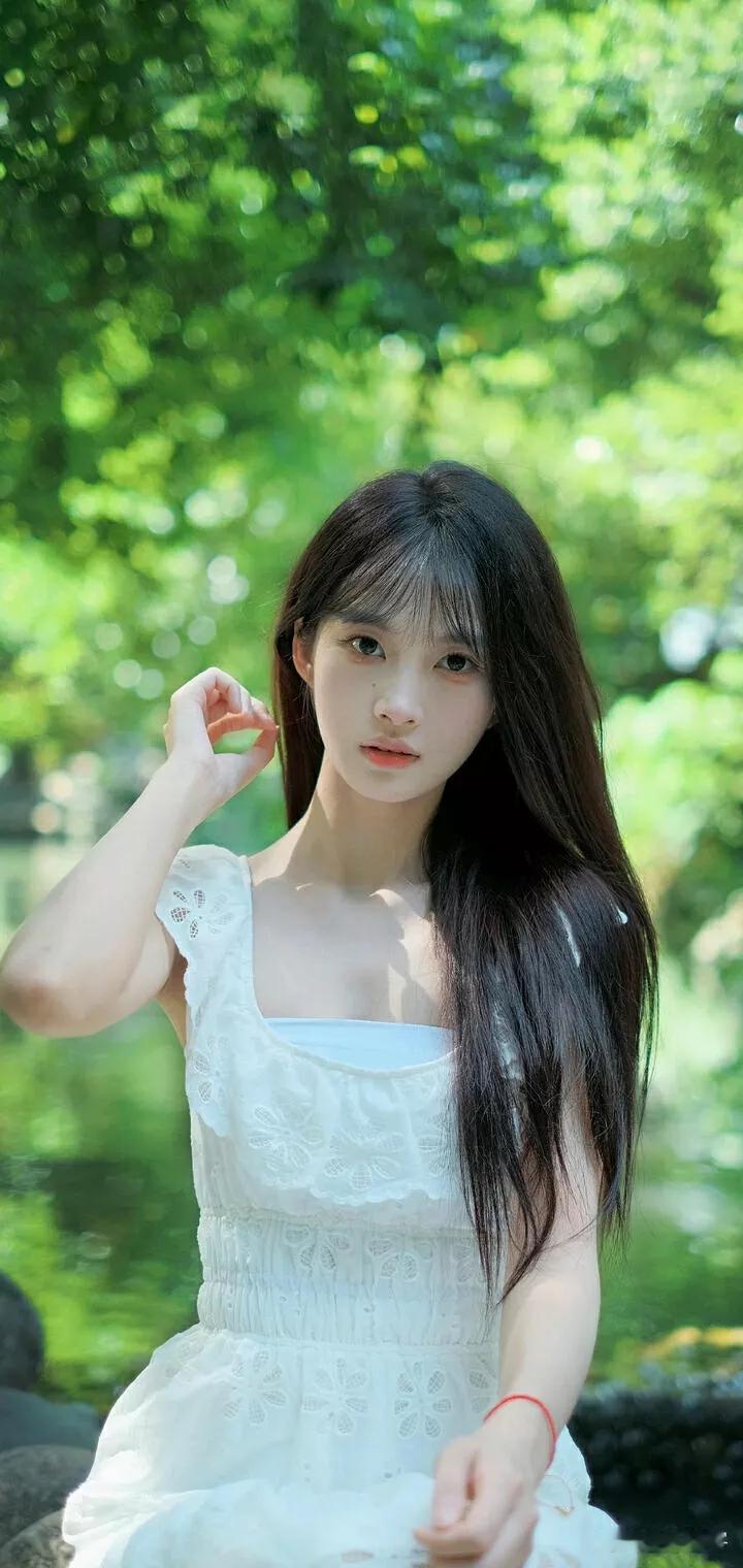 夏日仙气白裙，森林中的梦幻少女
