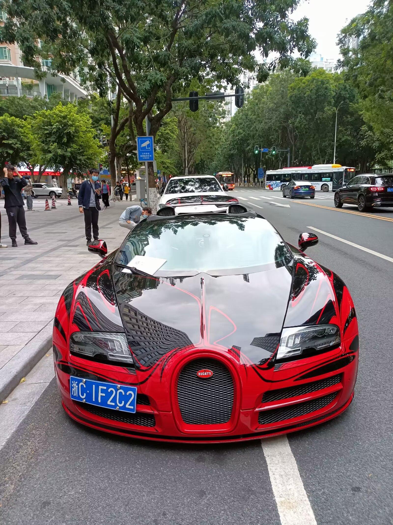 眼前这台红黑碳纤的猛兽，布加迪威龙Grand Sport Vitess...