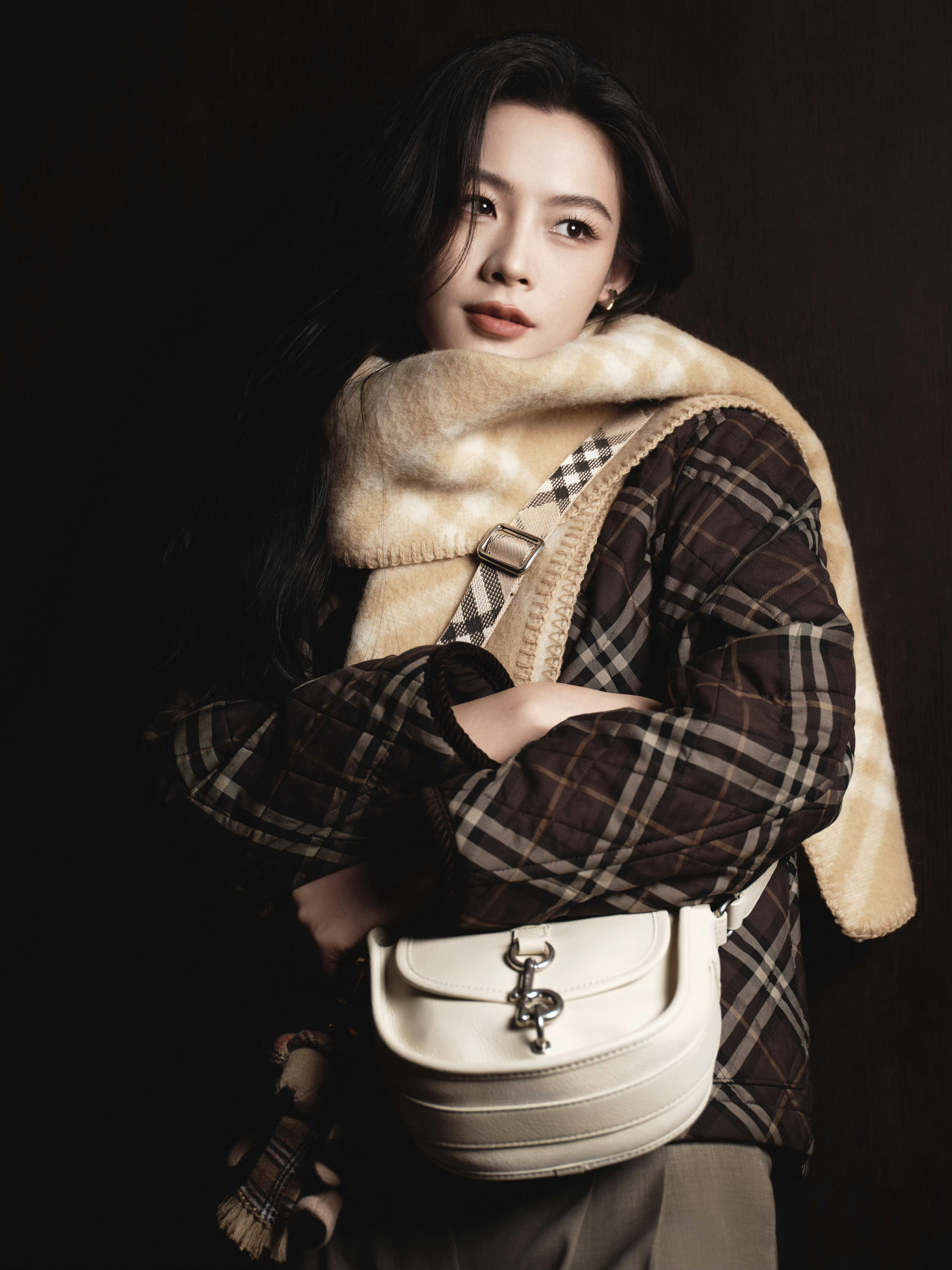 陈丽君 in BURBERRY 📷🧣 身穿短款格纹棉质绗缝夹克，系上格纹羊毛