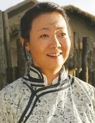  朱开山的老婆传文儿他娘的扮演者萨日娜，1968年11月4日出生于内蒙古包头市。