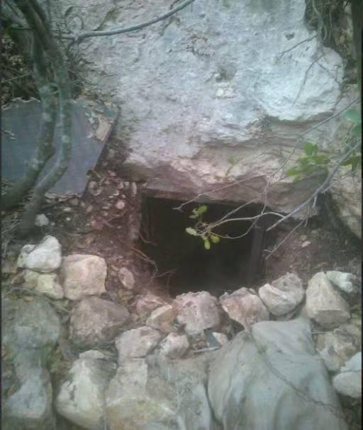 以色列工兵在黎巴嫩南部拆房子，在废墟里发现一个特别小的洞口。以军士兵趴下去往里头