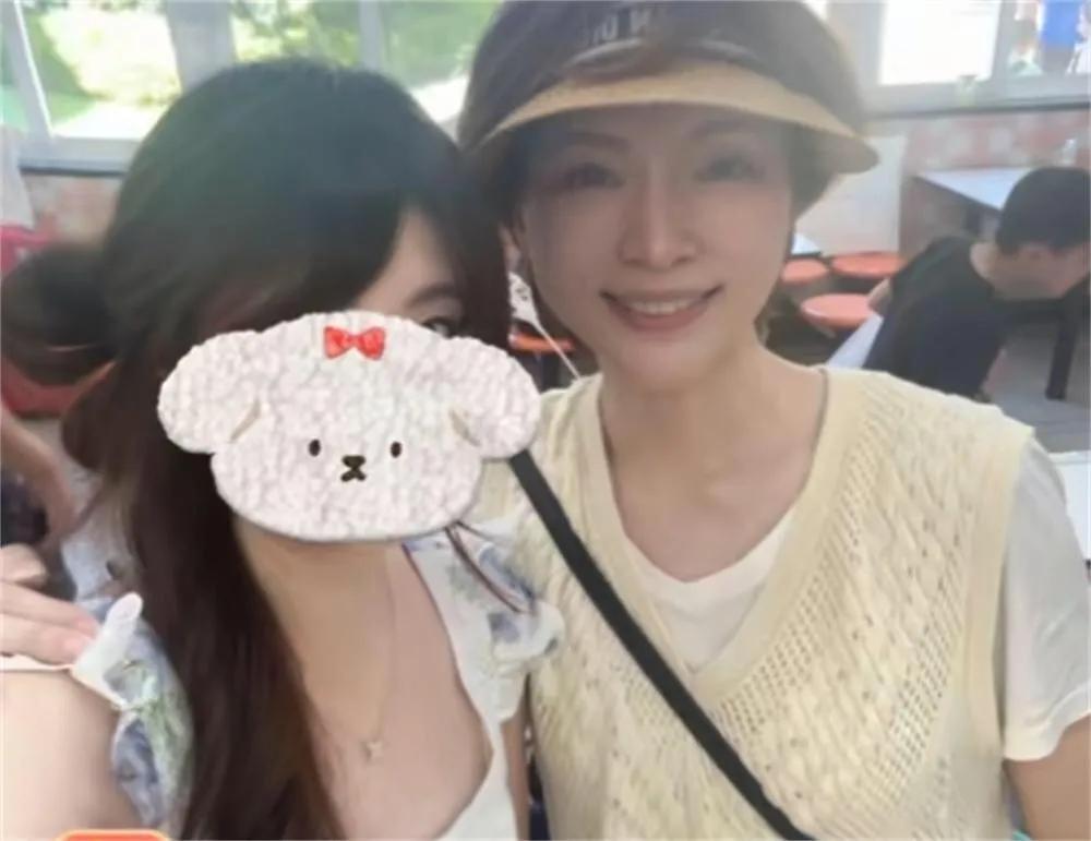 才女就是才女，董卿人到中年也不输路人小姑娘。如果她不过度追求骨感美就更好了，都快