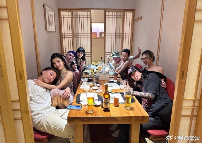 #HigherBrothers带各自对象聚餐##HigherBrothers最新