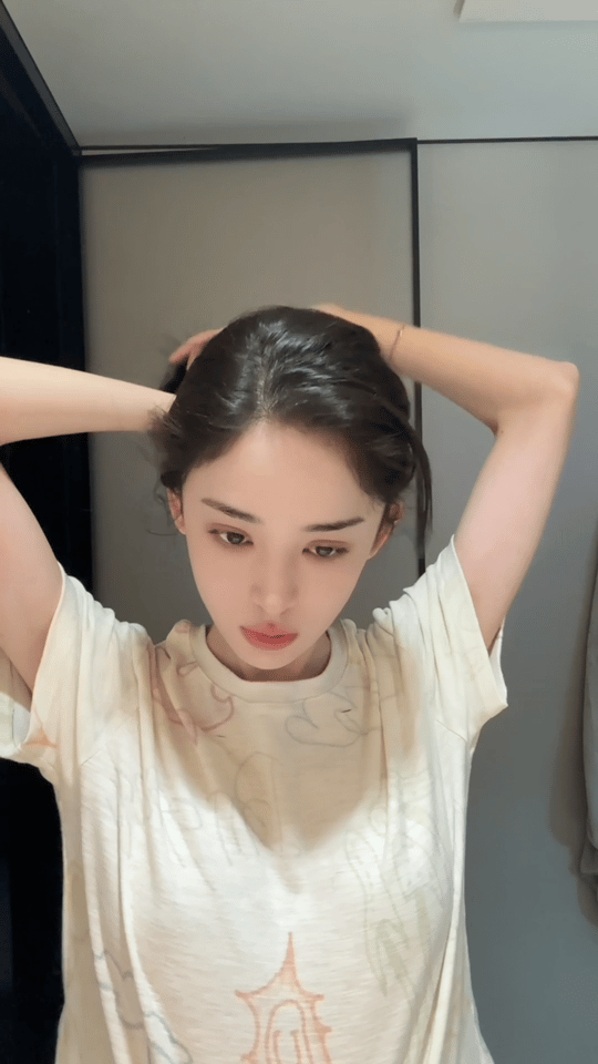 娜扎这一大早忙叨的从洗脸到防晒全流程曝光，简单 routine 养出妈生好皮，这