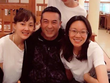 一次，牛莉正在睡觉，突然被闫妮叫醒：“莉莉，你刚才说梦话了，吓我一跳。”牛莉一脸