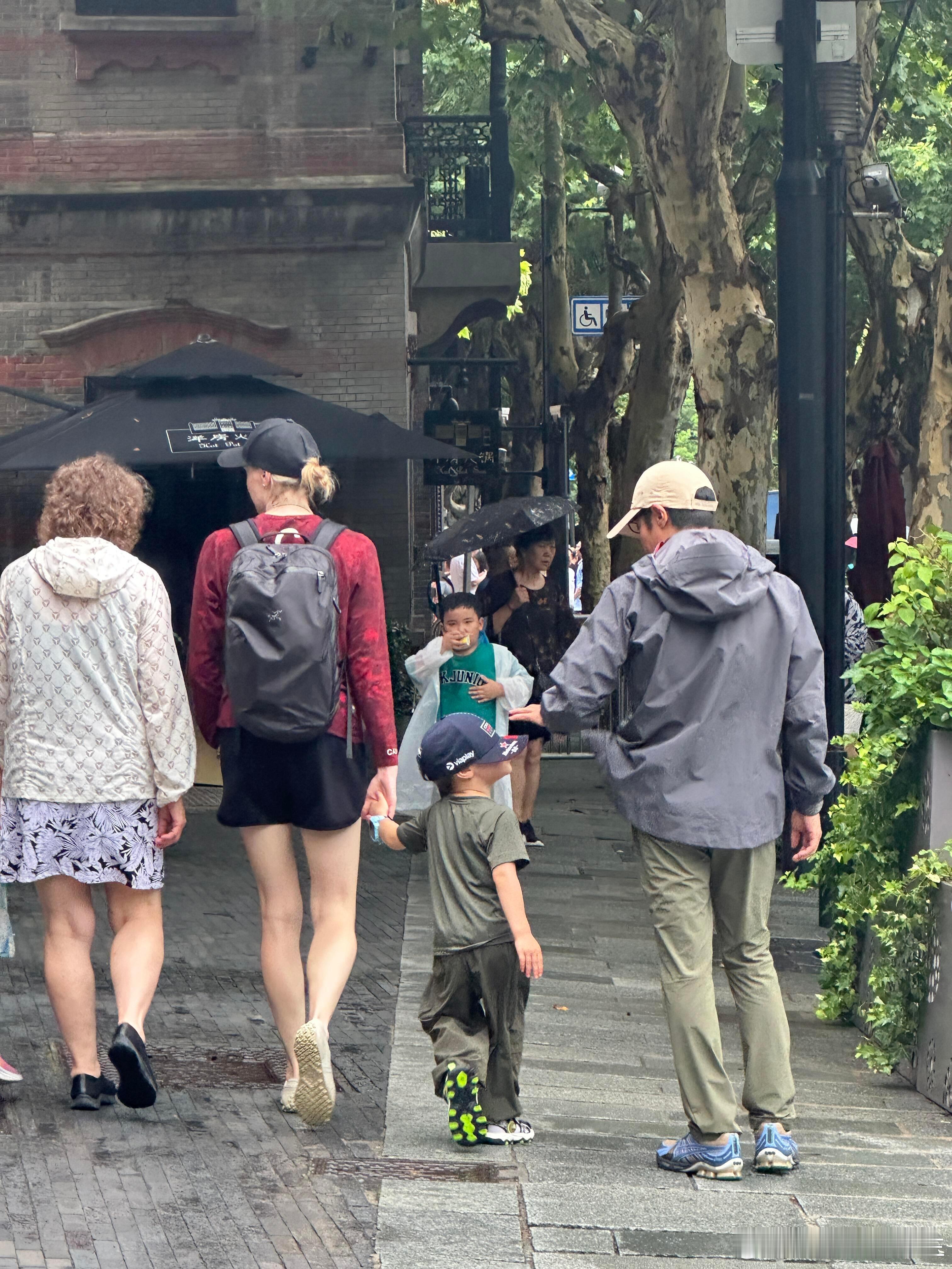 #上海偶遇撒贝宁一家##撒贝宁夫妇带孩子上海逛街# 上海偶遇撒贝宁一家，夫妻俩带