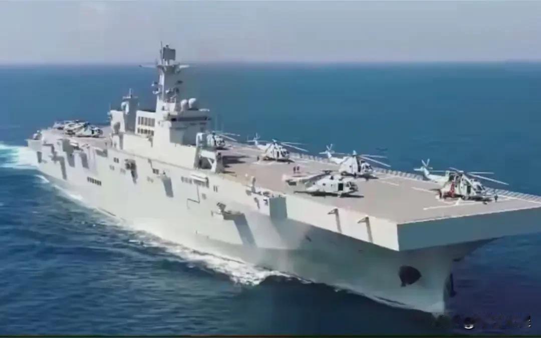 太霸气了，075两栖攻击舰，越看越漂亮。双航母同框