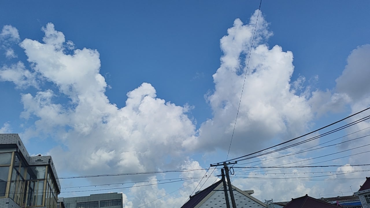 云是风写的信，忽聚忽散，在碧空铺开无边温柔，看久了，心也跟着飘得很轻很轻。 