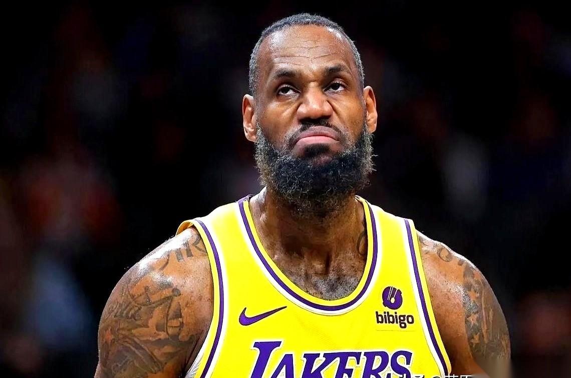 湖人117，黄蜂135。终场哨响，詹姆斯没跟任何人说话，径直走回了更衣室。
他低