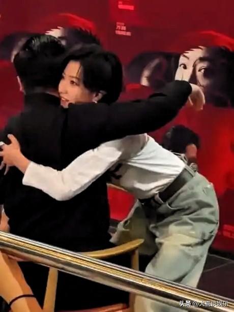 万茜拎起一个190斤的人上了热搜，起初觉得这也值得上热搜？

但转念一想，这不就