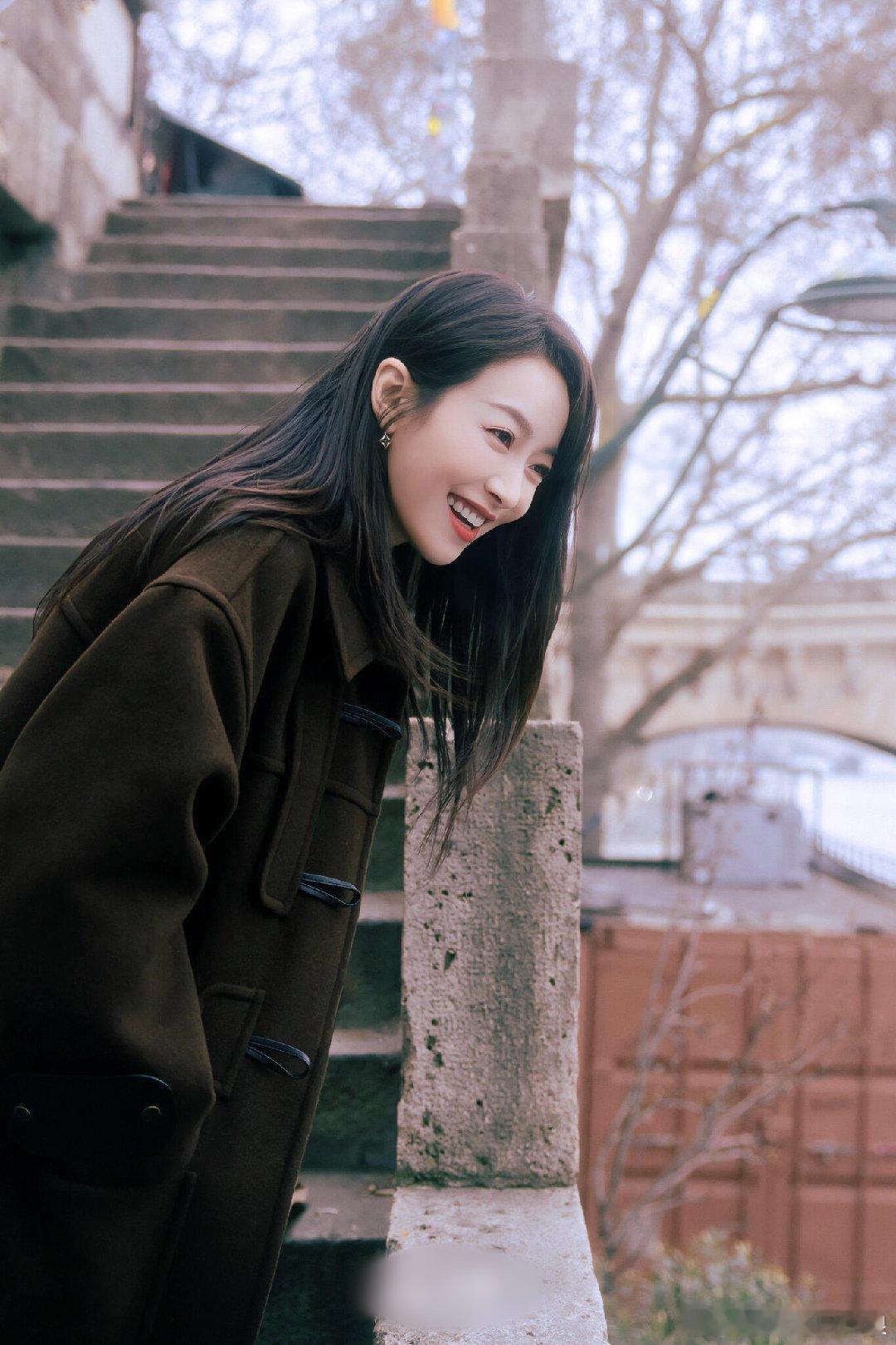 不知道的以为宋茜又有职场剧上新了宋茜造型也太帅了吧，又利落又时髦，关键还特别显身