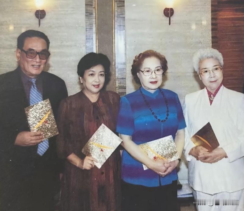 四位著名电影演员都列入“新中国22大明星”，他们各自的代表作，小编认为应该是（左