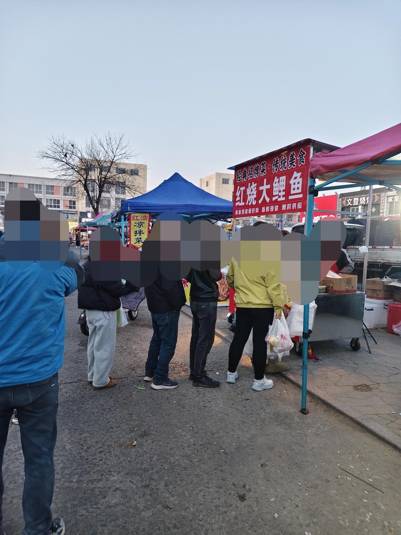 昨天下午在威海张村夜市发现这个红烧大鲤鱼摊位生意还挺好的，竟然都排队购买，看来2