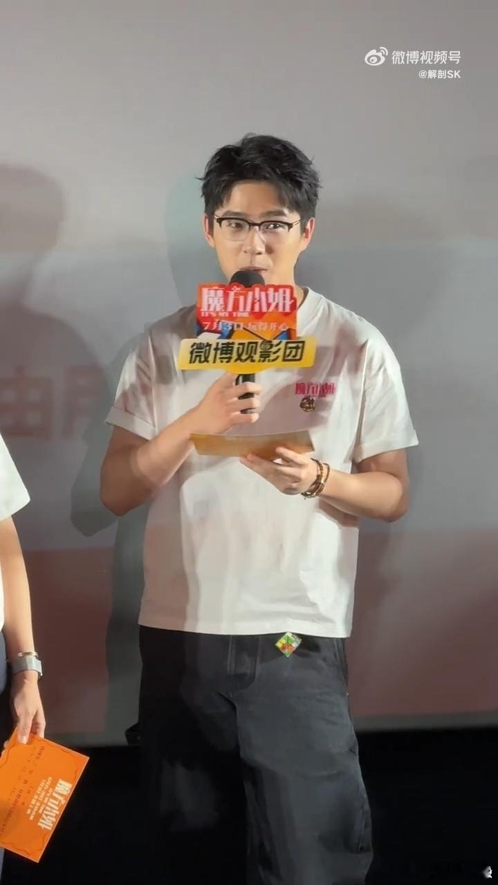 刘昊然 喝完你享年19我享年28观众说要跟他干两斤白酒，刘昊然直接调侃喝完我俩直