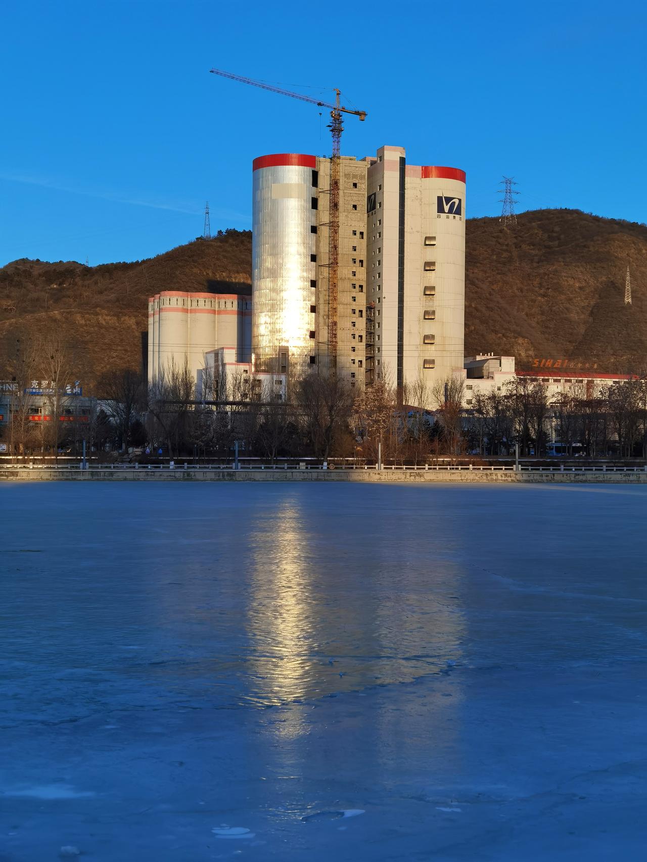 承德2025年空气质量排名全国17，北方城市排名第二。

这个排名可喜可贺。说明