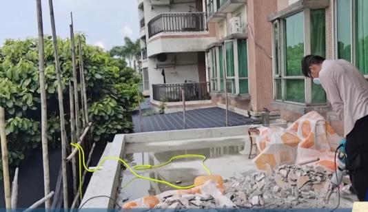 遇到一个对扩建房子“上瘾”的邻居，真是无语了。

这个一楼的邻居把他家房子整体外