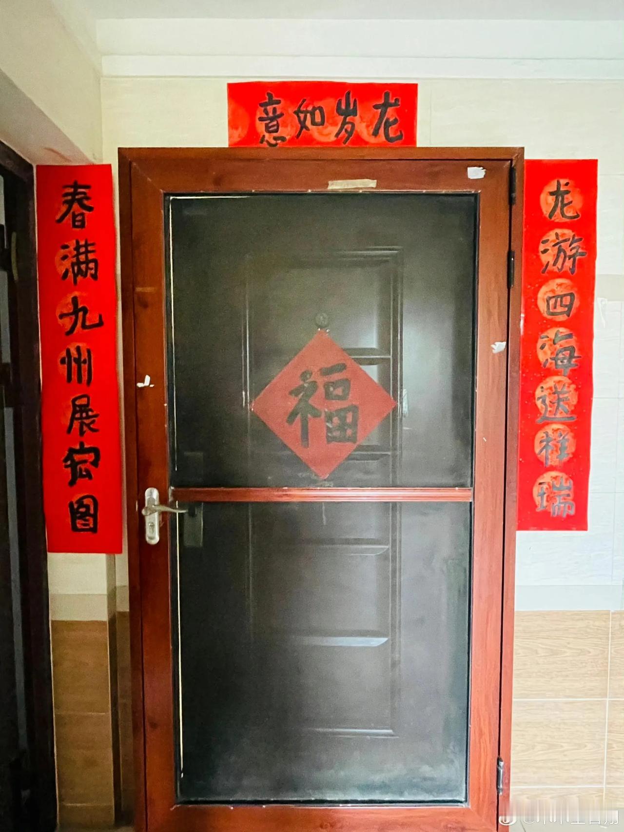 曾翔先生发布于海南三亚的春联作品，这次是贴在墙上的春联！