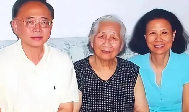 江姐烈士的儿子彭云定居在美国，中国记者问他为什么不回国发展，彭云的回答充满了现实