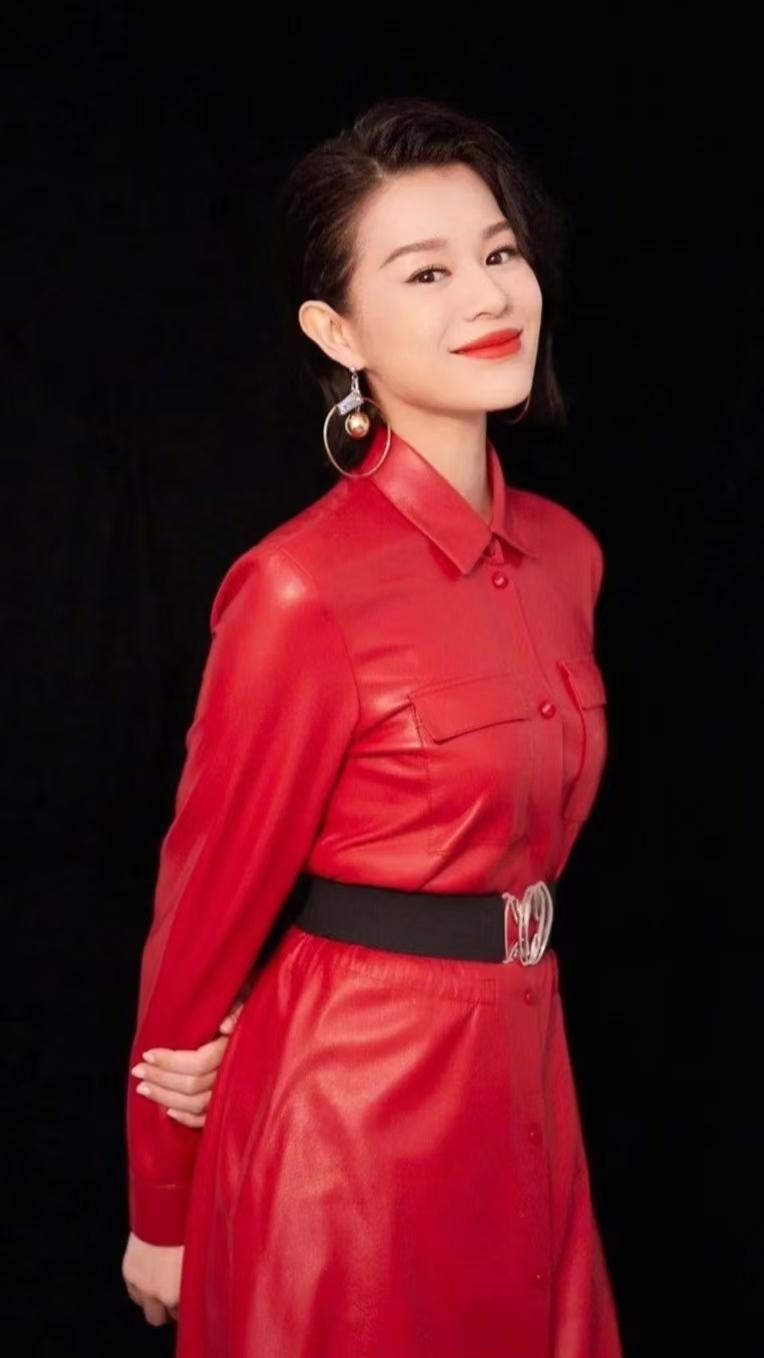 胡杏儿，中国香港女演员、歌手，1999年港姐季军出道签约TVB 。凭借《流金岁月