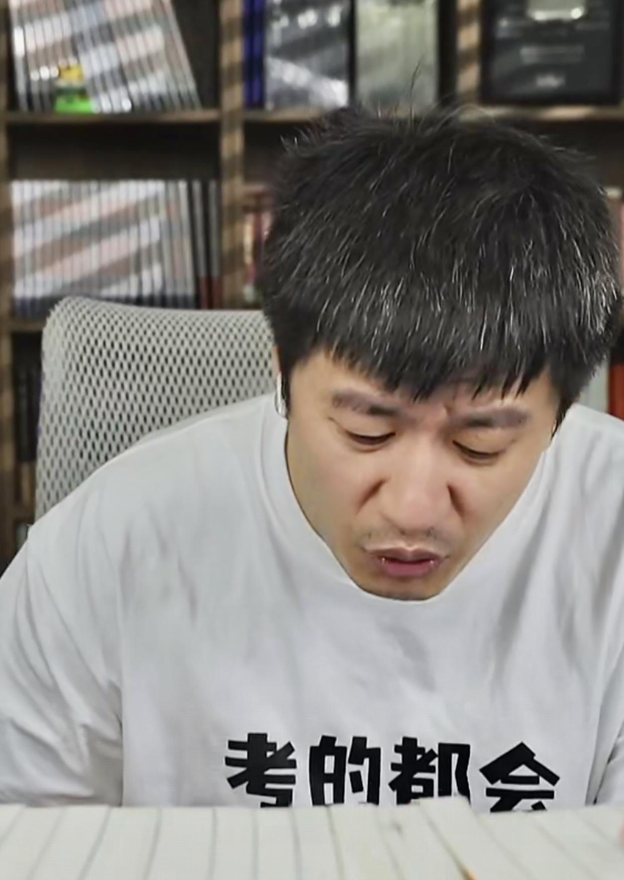 好消息：张雪峰重回直播间
坏消息：眼神里没有光了……
不能说是蓬头垢面，只能说有