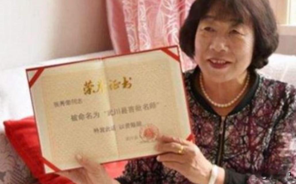 [微笑]1981年，内蒙一女老师看学生穿着烂鞋走在雪路上，脚趾都冻的不成样子，她