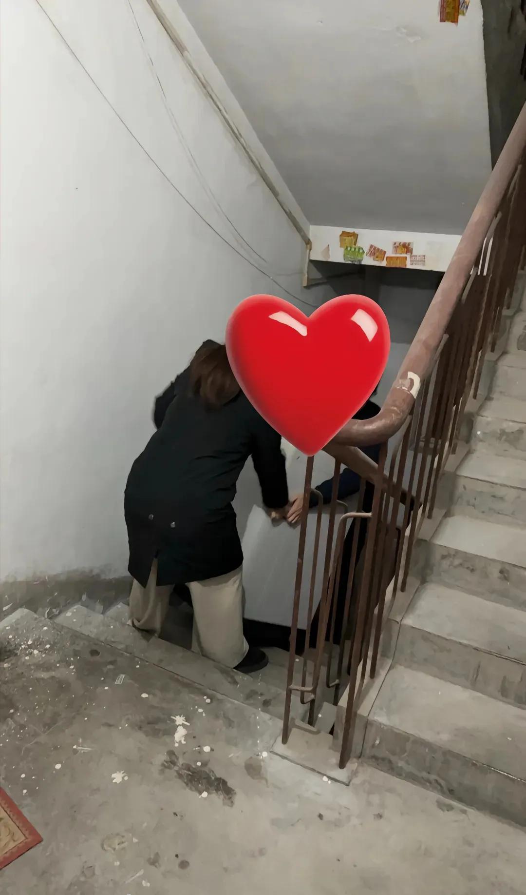 这也许才是爱情最初的样子。
那台在阳台上闲置了半年的旧洗衣机，终于等到了新主人一