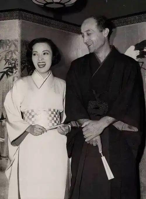 1946年，汉奸审判现场，当红女星李香兰被判处死刑。就在行刑前，她突然当众解开衣