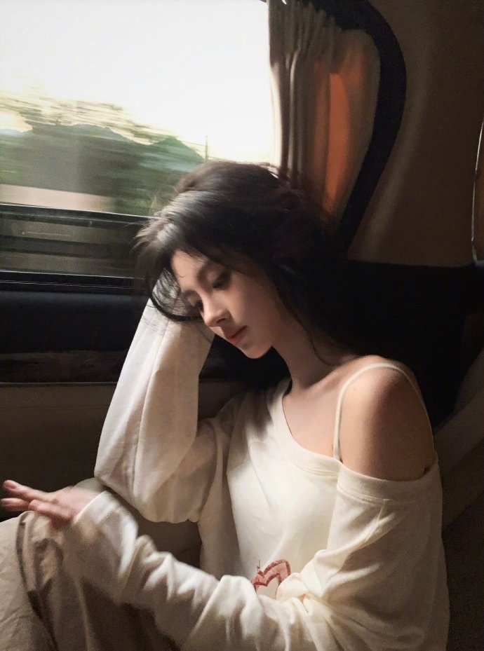 看看今天在车上拍了美照的鞠婧祎&白鹿 ​​​