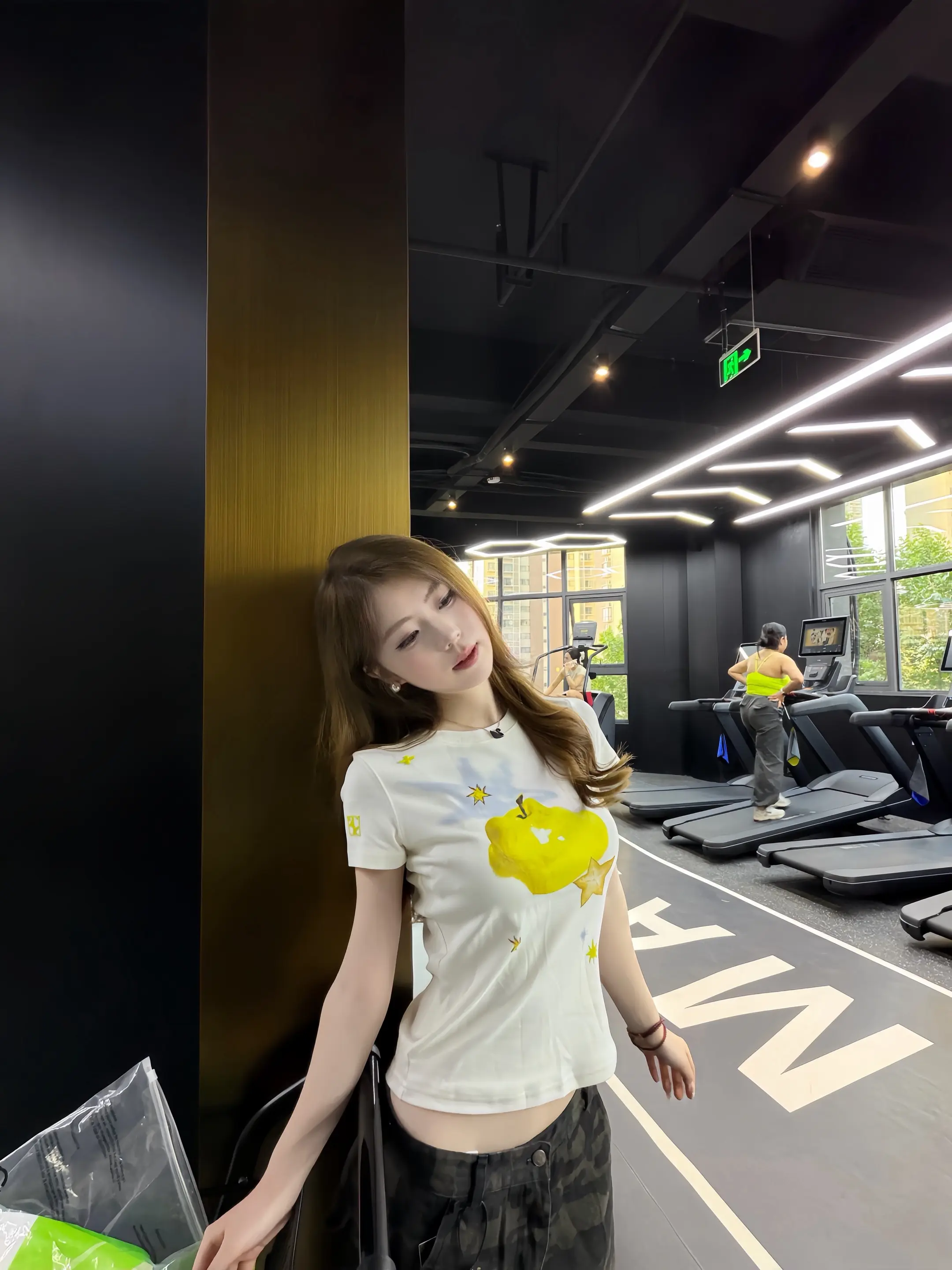 整个城市都睡着了 我们去散步吧。