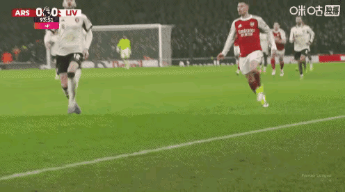 典型的经不起富贵，每当阿森纳有冠军相的时候，就会把人品败光，去年加布里埃尔挑衅哈