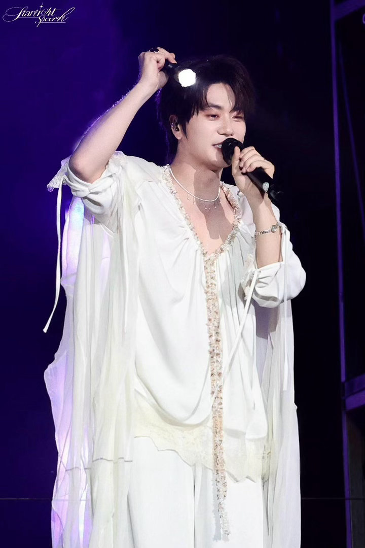 在陆虎演唱会被宠成小朋友陆虎天津演唱会 天津的晚风、限定的小礼物、不用歌词就能跟