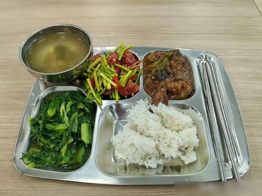 儿子发给我看他工厂食堂午餐，一份米饭，一个蒜苔炒腊肠，一个烧茄子，一个小青菜，外