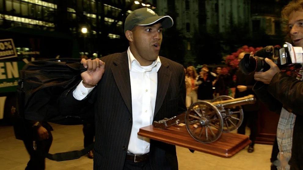 2003-04赛季，不来梅前锋艾尔顿以28个进球获得德甲金靴，并且帮助球队成就双