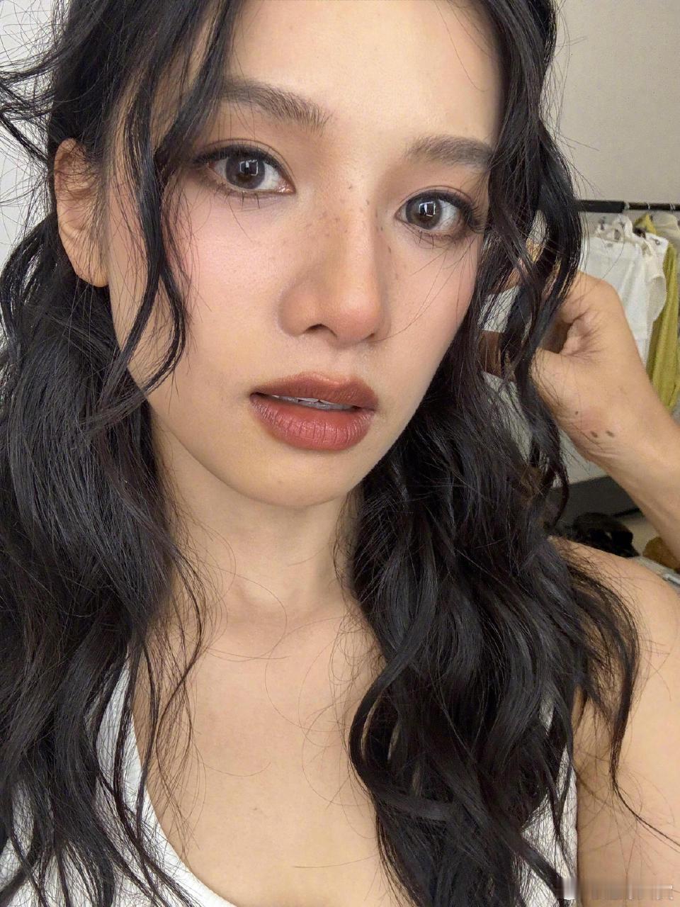 张婧仪身上的野性张力张婧仪野性美溢出屏幕了这才是野性与美的完美融合⚡小烟熏妆加持