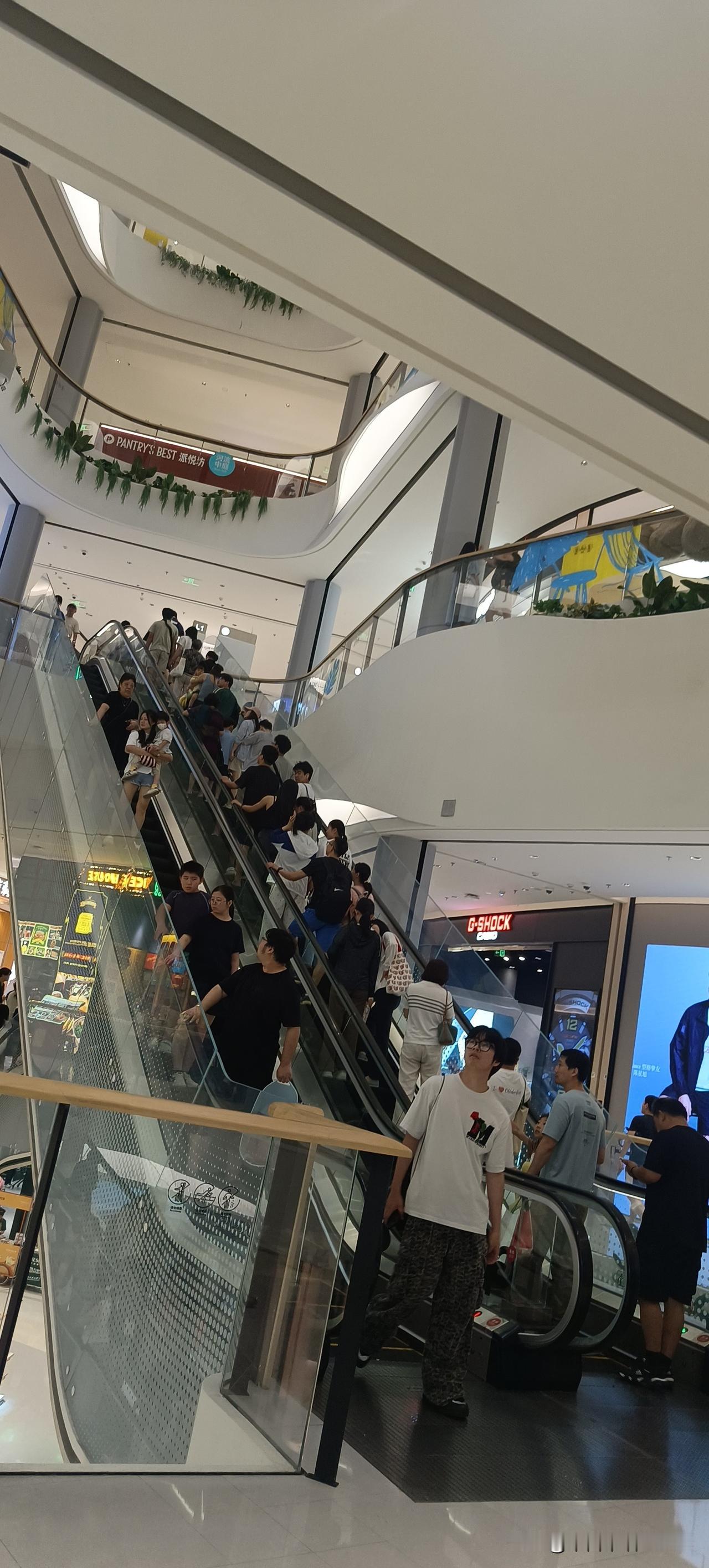 为什么上海那么多人逛商场？在商场里那么多人去购买东西？有些货品价格实际上贵的惊人