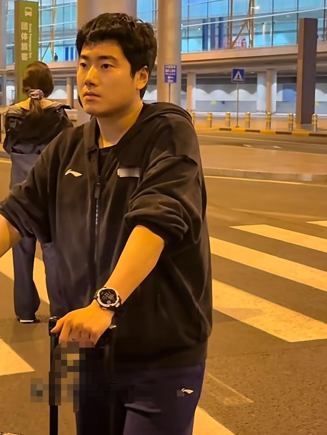 成都封闭训练结束后，回北京的梁靖昆看起来瘦了很多，世乒赛团体赛对于梁靖昆来说既是