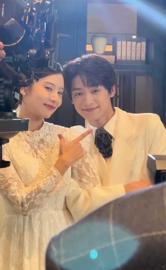 梓渝新剧看女主的眼神梓渝新剧都拍上婚纱照了，这个小梓渝好可爱。梓渝新剧拍婚纱照 