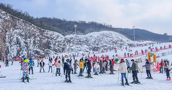 冬奥_北京冬奥|拼团穷滑一个月9000元，年轻人实现了“滑雪自由”？