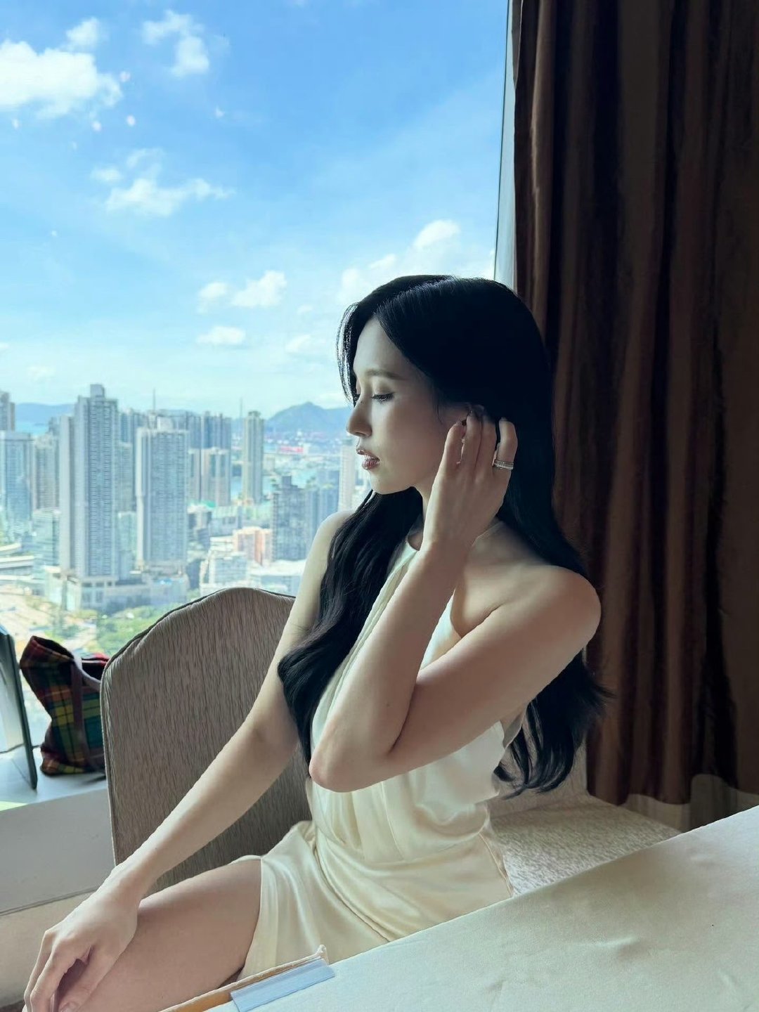 Mina名井南优雅挂脖裙名井南挂脖裙妈妈我爱你😘这个造型真的超级优雅！ ​​​