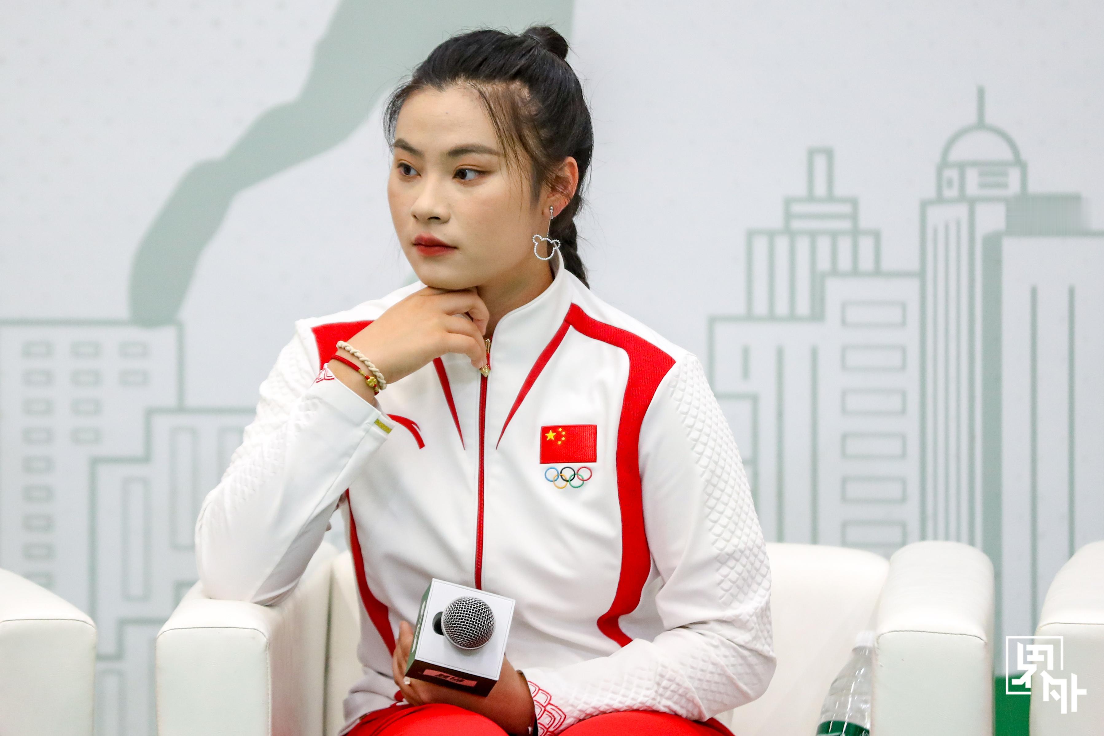 当你第一次拿起球拍，身边站着的全是世界冠军[笑cry]上场前，邓雅文还在问石宇奇